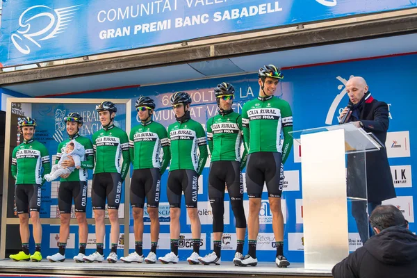 Oropesa Del Mar, İspanya - 31 Ocak 2018: bisikletçiler üzerinde 31 Ocak 2018 Oropesa Del Mar, İspanya La İspanya Bisiklet turu yarıştan önce sunumunu