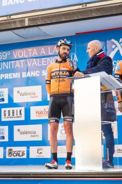 Oropesa Del Mar, İspanya - 31 Ocak 2018: bisikletçiler üzerinde 31 Ocak 2018 Oropesa Del Mar, İspanya La İspanya Bisiklet turu yarıştan önce sunumunu