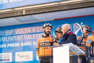 Oropesa Del Mar, İspanya - 31 Ocak 2018: bisikletçiler üzerinde 31 Ocak 2018 Oropesa Del Mar, İspanya La İspanya Bisiklet turu yarıştan önce sunumunu