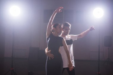 Genç çift sosyal danse kizomba veya bachata veya semba ya da sınıf arka plan dans taraxia dans