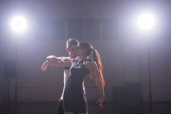 Joven pareja de amor bailando social danse kizomba o bachata . — Foto de Stock