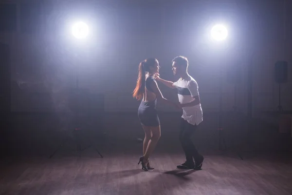 Ativo adultos felizes bachata dançando juntos na aula de dança — Fotografia de Stock