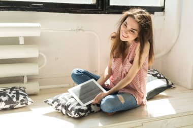 Teknoloji ve insan kavramı - genç öğrenci kadın evde tablet kullanma