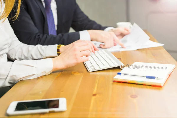 Technologie, Business und People-Konzept - Frauen tippen per Hand auf der Tastatur — Stockfoto