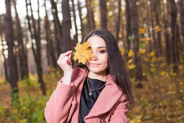 Jesień, sezon, koncepcja ludzie - kobieta z żółty jesienny liść — Zdjęcie stockowe