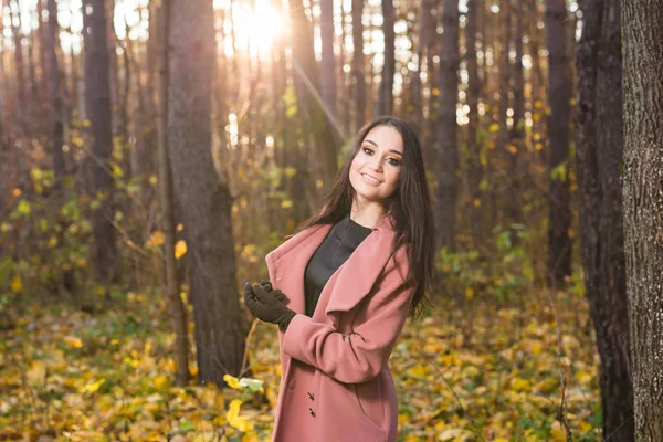 Seizoen, val en mensen concept - mooie jonge vrouw, wandelen in de herfst park — Stockfoto