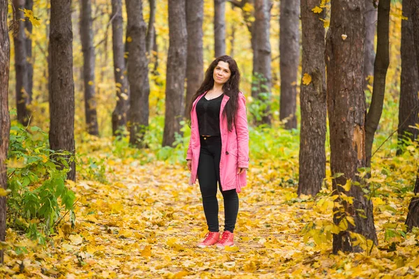 Mensen, seizoen en fashion concept - vrouw aan de herfst buiten wandelen in het park — Stockfoto