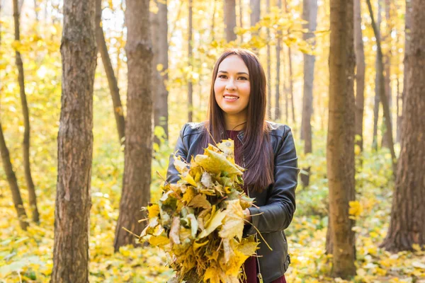 Mensen, herfst en seizoen concept - vrouw met val laat in bos — Stockfoto