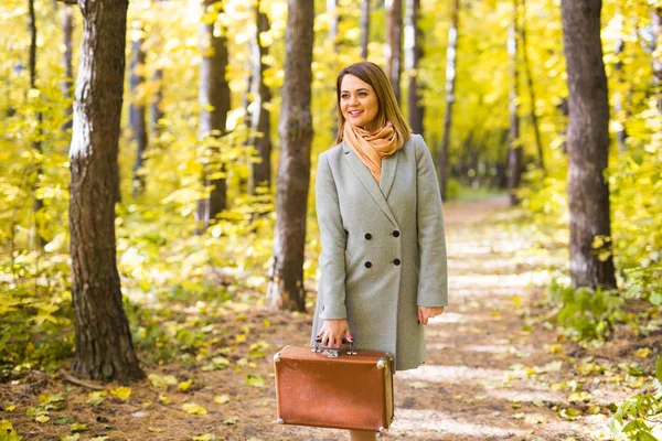 Outono, natureza e conceito de pessoas - Jovem mulher bonita andando no parque — Fotografia de Stock