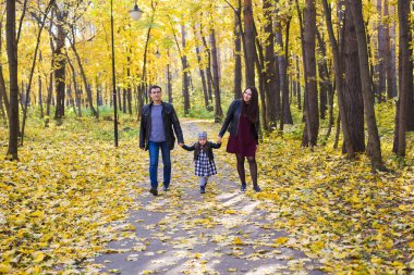 Aile, sonbahar, sonbahar günü Park'ta yürüyüş yarış genç aile karışık kavramı - millet