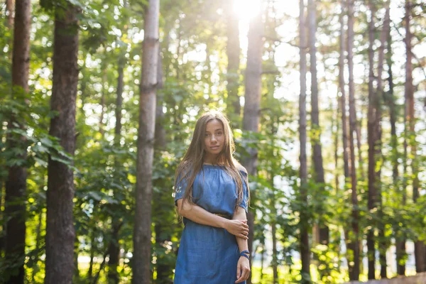 Concepto naturaleza, verano y gente - Mujer joven posando en bosque verde —  Fotos de Stock