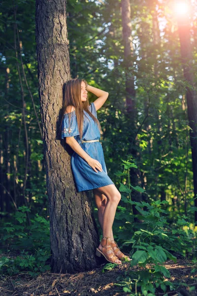 Concepto de naturaleza, verano y gente - Retrato de una joven romántica en el bosque — Foto de Stock