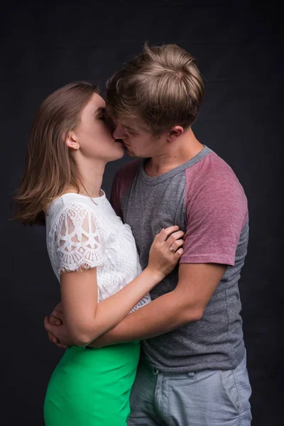 Aşk kucaklayan içinde genç bir çift. Aşık kavramı — Stok fotoğraf
