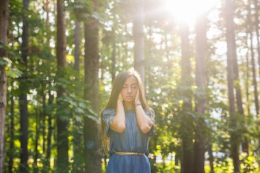 Doğa, yaz ve insanlar kavramı - ormandaki romantik genç kadın portresi