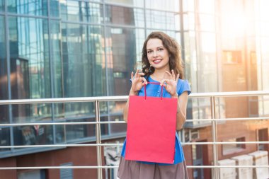 Satınalma, iskonto ve insanlar kavramı - yakın içinde genç kadın kırmızı alışveriş çantası ile