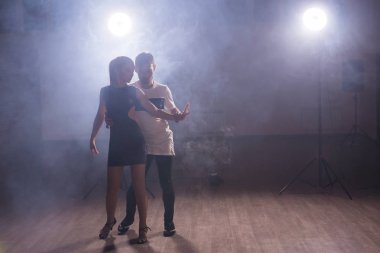 Yetenekli dansçılar konser ışık ve duman altında karanlık odada gerçekleştirme. Şehvetli çift bir sanatsal ve duygusal çağdaş dans performans