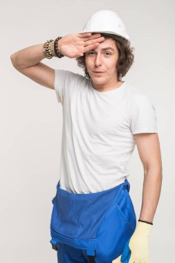 Oluşturucu adam yorgun yüz ile alın siliyor. Zor iş kavramı. Sıvacı, tamirci, Foreman'ın beyaz arka plan üzerinde