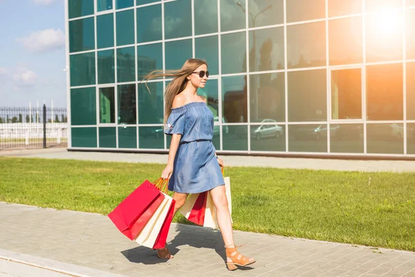 Ευτυχισμένη γυναίκα με τσάντες αγορών, απολαμβάνοντας σε ψώνια. Ο καταναλωτισμός, ψώνια, αντίληψη του τρόπου ζωής — Φωτογραφία Αρχείου
