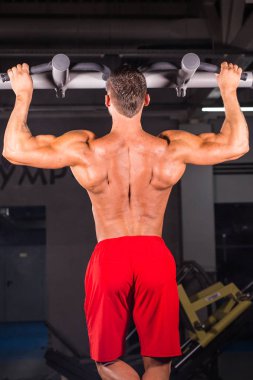 Yakışıklı kaslı adam ile mükemmel vücut yapıyor çekin Ups içinde jimnastik salonu