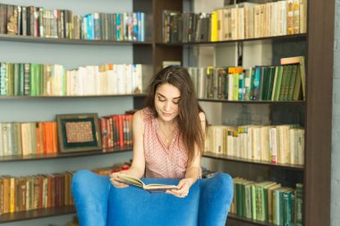 İnsanlar, eğitim ve bilgi kavramı - kadın okuma kitaplığında yaptırın