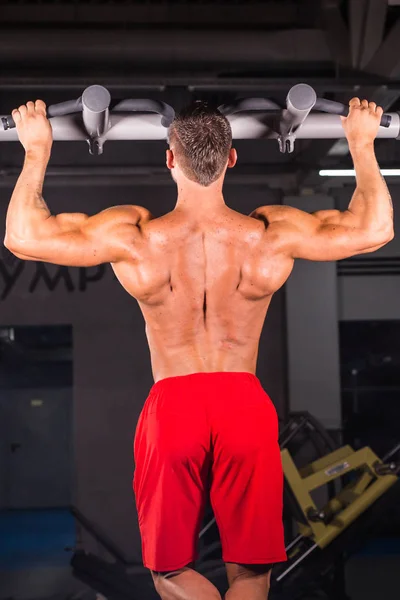 Handsome Muscular Man With Perfect Body Doing Pull Ups in gym — Stock Photo, Image