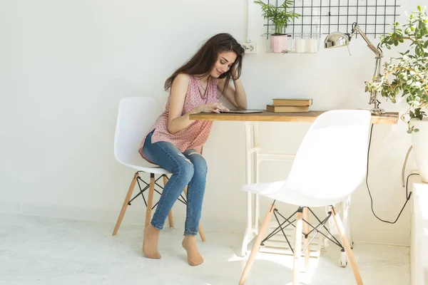 Éducation, personnes et concept technologique - jeune étudiante utilisant une tablette à la maison — Photo