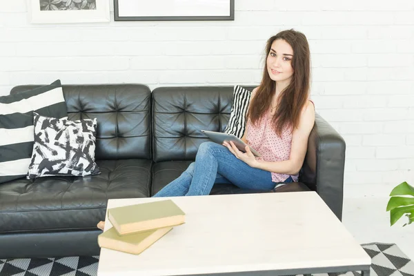 Bloglama, çalışma ve insan kavramı - genç güzel kadın evde tablet kullanma