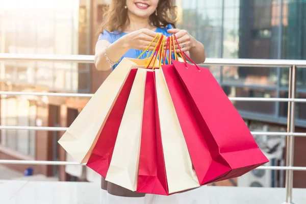 Primo piano di donna con borse della spesa godendo nello shopping. Consumismo, shopping, stile di vita — Foto Stock