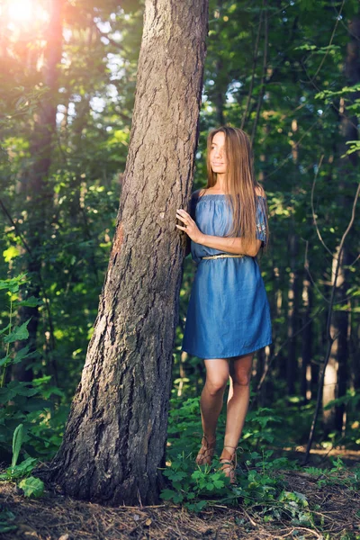 Natuur, zomer en mensen concept - portret van romantische jonge vrouw in het bos — Stockfoto