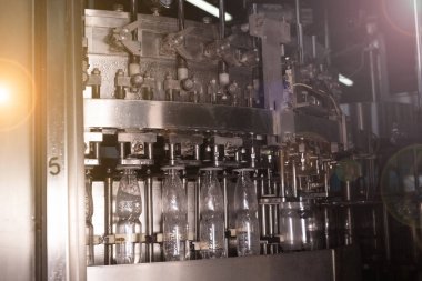 Fabrika ve üretim kavramı - plastik şişe su şişeleme için konveyör