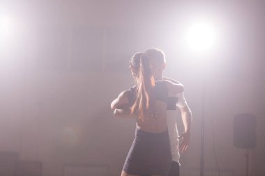 Aktif mutlu yetişkinler dans sınıfında birlikte dans ediyorlar.