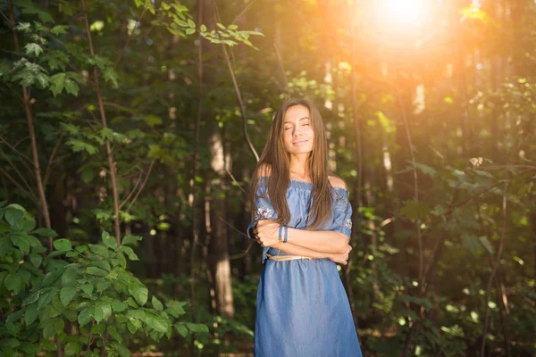 Nature, été et concept de personnes - Jeune femme posant dans la forêt verte — Photo