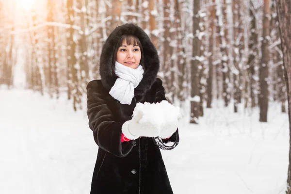 Donna che tiene la palla di neve in mano, concetto invernale con spazio copia — Foto Stock