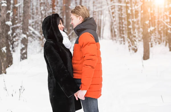 Jeune couple amoureux se tenant la main en plein air en hiver — Photo