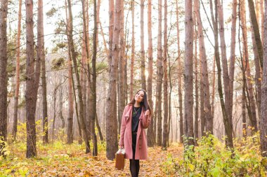 Sezon, sonbahar ve insanlar kavramı - sonbahar doğa güzel bir esmer kadın portresi