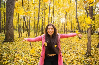 insanlar, sezon ve duygu kavramı - oldukça gülümseyen kadın genç sonbahar park eğlenmek