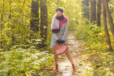 Sonbahar parkta yürüyen genç şık kadın