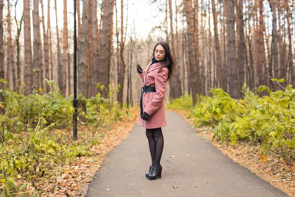 Osób, sezonu i charakter koncepcji - młoda kobieta spaceru w parku jesień — Zdjęcie stockowe