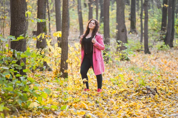 Naturaleza, estación y concepto de moda - Retrato de hermosa mujer de talla grande en abrigo rosa — Foto de Stock