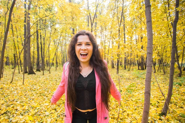 Nature, automne et concept de personnes - Portrait de jeune femme en forêt d'automne en veste rose — Photo