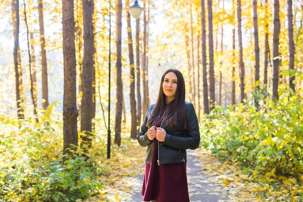 Saison, automne et concept de personnes - belle jeune femme marchant dans le parc d'automne — Photo