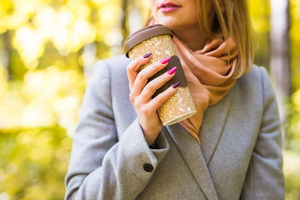 Conceito de outono, bebida e café - Close up de mulher de casaco cinza com xícara de café — Fotografia de Stock