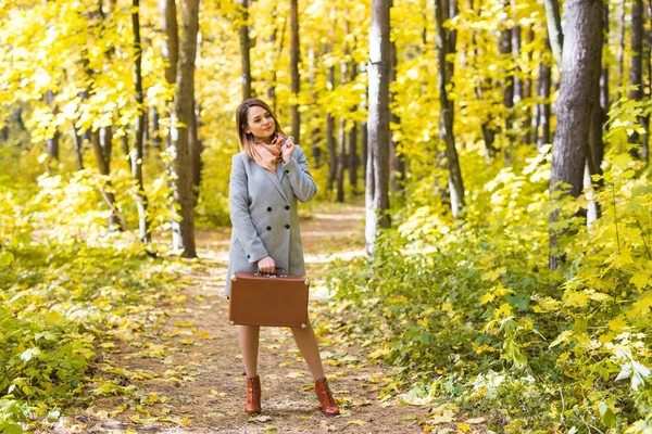 Temporada, outono e conceito de pessoas - Retrato de uma bela jovem mulher na natureza outono — Fotografia de Stock