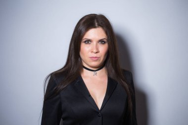 Güzel esmer koyu makyaj ile. Halloween cadı portre