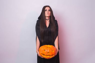 Gotik genç kadın cadı halloween kılık kopya alanı beyaz zemin üzerine oyulmuş kabak ile