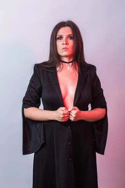 Mode junge Frau auf Halloween-Party. Hexenfaschingskostüm. Porträt einer sexy Frau im schwarzen Kleid — Stockfoto