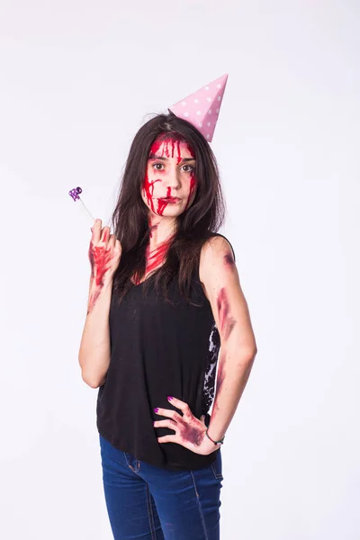 Halloween och carnival koncept - ung kvinna med blod på ansikte fira semester med visselpipa — Stockfoto