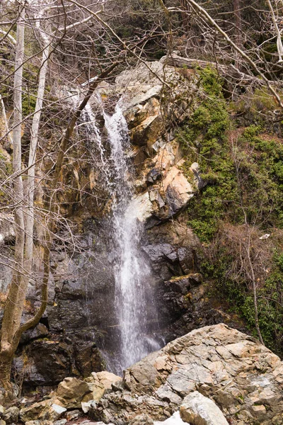 Cachoeira de outono com rochas e folhas em Troodos montanhas em Chipre — Fotografia de Stock