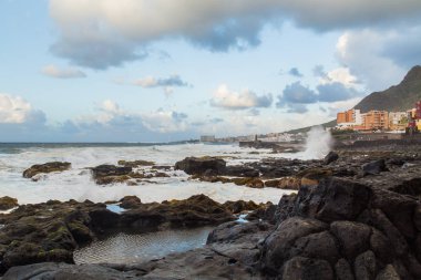 Deniz manzarası ile kayalık sahil, Atlantik Okyanusu su Tenerife, İspanya