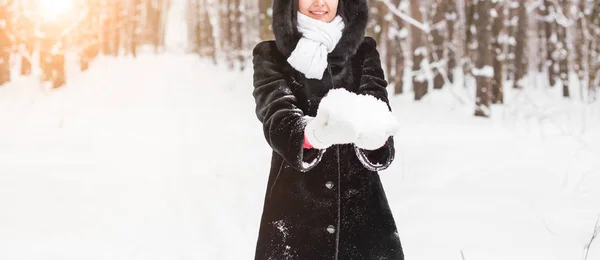 Primo piano della donna che tiene la palla di neve in mano, concetto invernale con spazio per copiare — Foto Stock